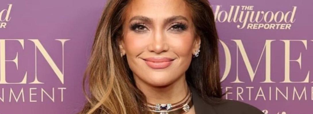 Дженніфер Лопес в оверсайз-жакеті та спідниці-олівець: ідея для стильного "лука"