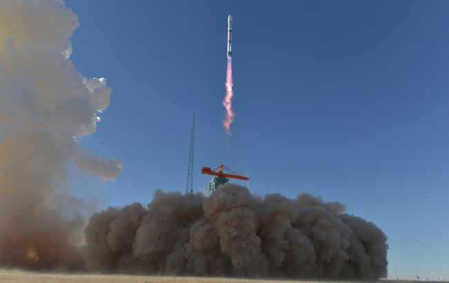  Секретна зброя Китаю шокувала світ! Нова ракета за ціною дрона вражає ціль на 1300 км