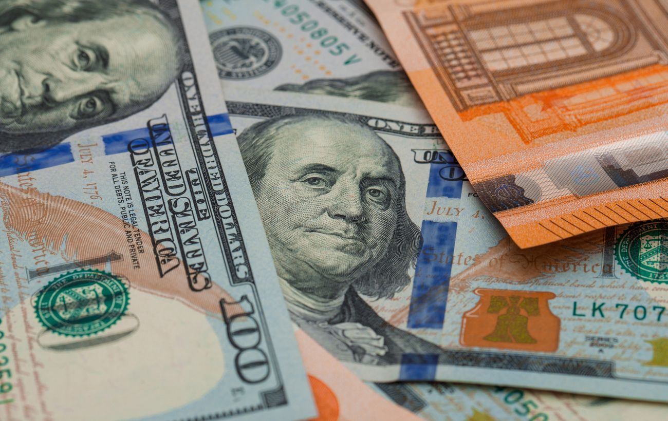 В українських обмінниках зафіксували незначне зниження вартості долара та євро