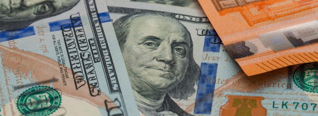 В українських обмінниках зафіксували незначне зниження вартості долара та євро