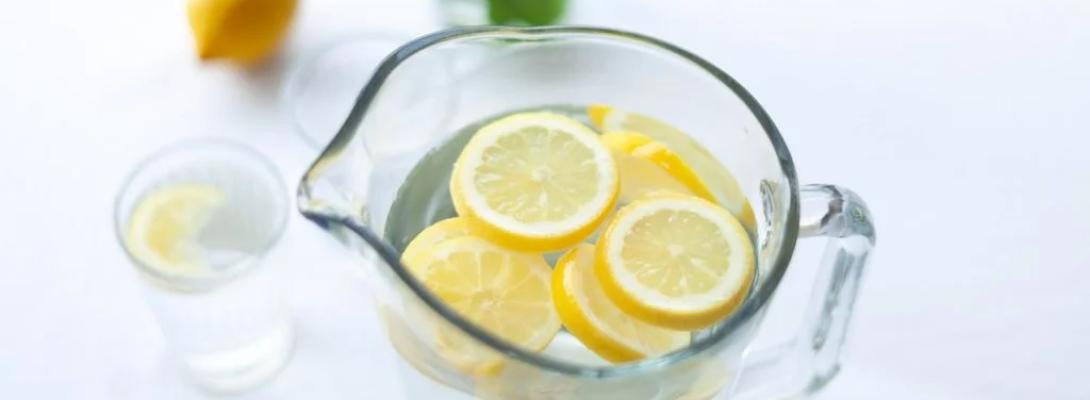 Тепла вода з лимоном щоранку: 7 вагомих причин, чому цей ритуал важливий для здоров’я 