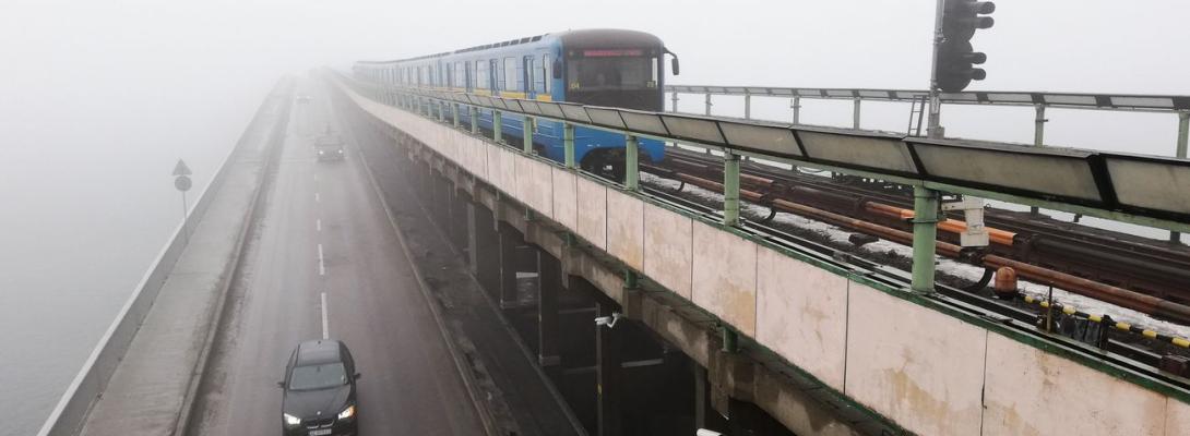 Транспортний колапс у столиці: у Києві повністю перекрили міст Метро в обох напрямках