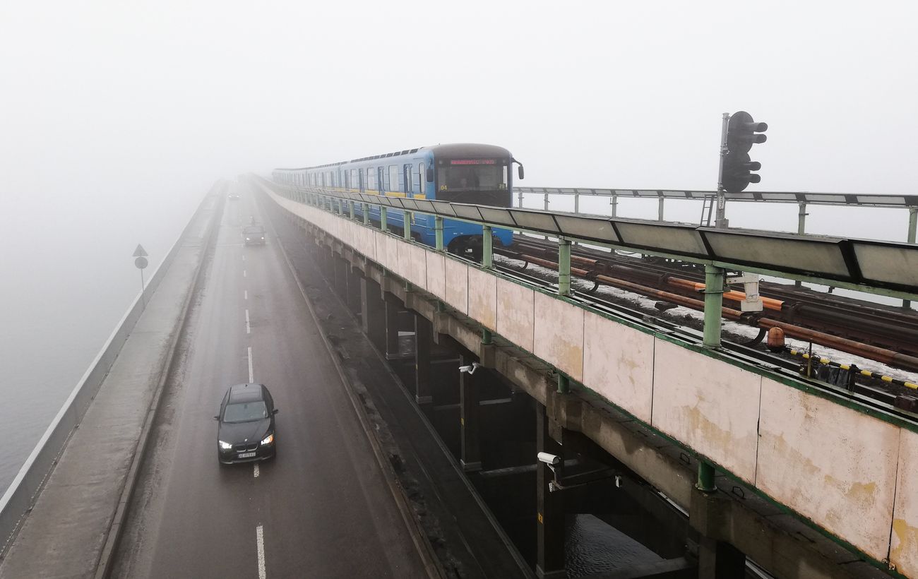 Транспортний колапс у столиці: у Києві повністю перекрили міст Метро в обох напрямках