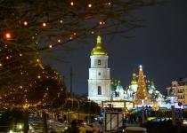 Столиця України під час свят: чи змінять комендантську годину й графік транспорту