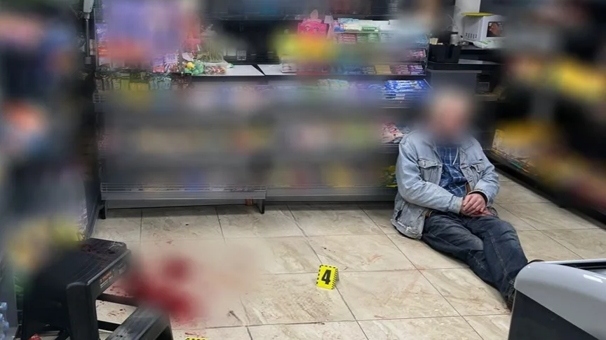 Кривавий напад у супермаркеті! П’яний чоловік із ножем накинувся на військового