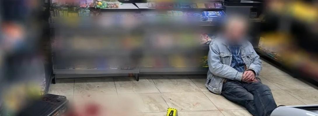 Кривавий напад у супермаркеті! П’яний чоловік із ножем накинувся на військового