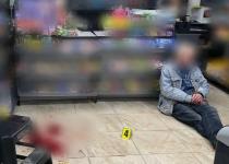Кривавий напад у супермаркеті! П’яний чоловік із ножем накинувся на військового