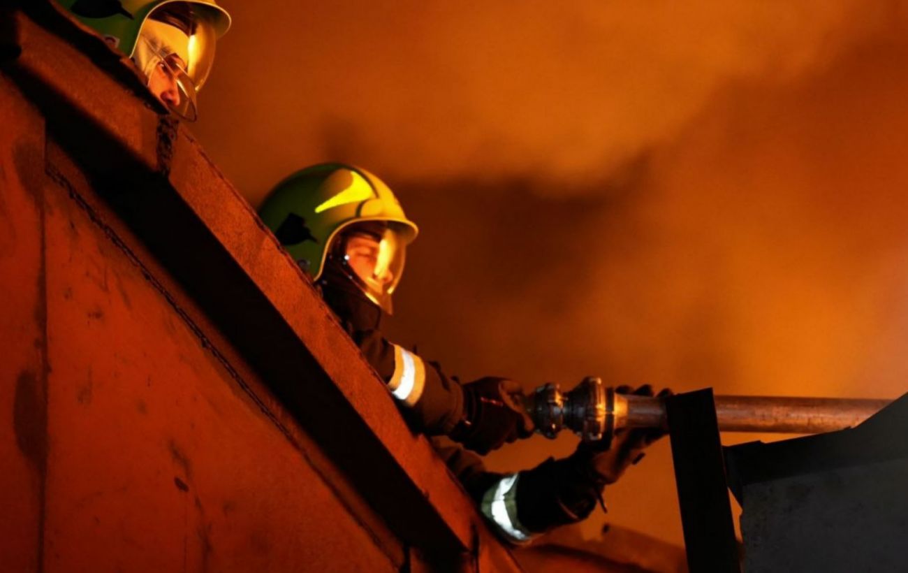 Ворог дронами атакував об'єкт енергетики у Одеській області: виникло кілька пожеж