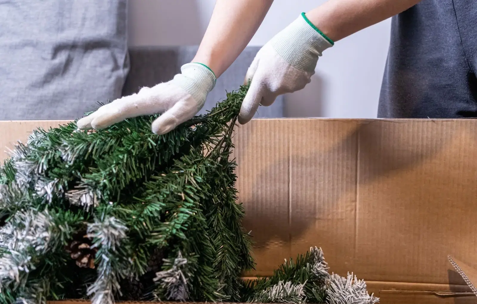 Як швидко повернути штучній ялинці об’єм і пишність після зберігання в коробці
