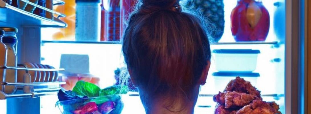 Продукти для бадьорості, які краще не їсти перед сном, щоб не порушити відпочинок