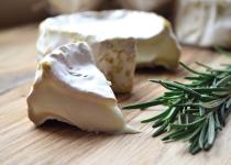 Источник кальция и железа: какой сыр считается самым полезным для людей после 60 лет