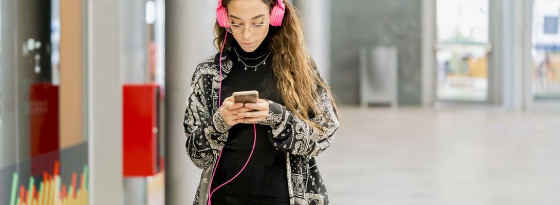 Українці ігнорують новини про війну заради музики та YouTube: опитування