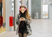 Українці ігнорують новини про війну заради музики та YouTube: опитування