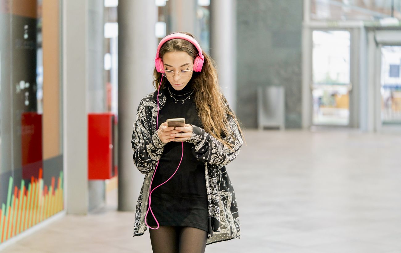 Українці ігнорують новини про війну заради музики та YouTube: опитування