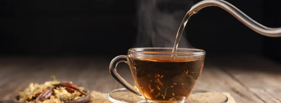 Чорний чай і здоров’я: що кажуть дієтологи про користь напою, який щодня п’ють мільйони