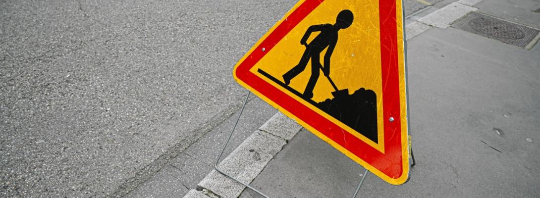 У Києві після прориву водопроводу утворилося провалля: рух частково перекрито