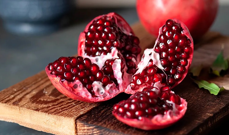 Відкриття вчених: фрукт, який активує молекулу молодості та уповільнює старіння