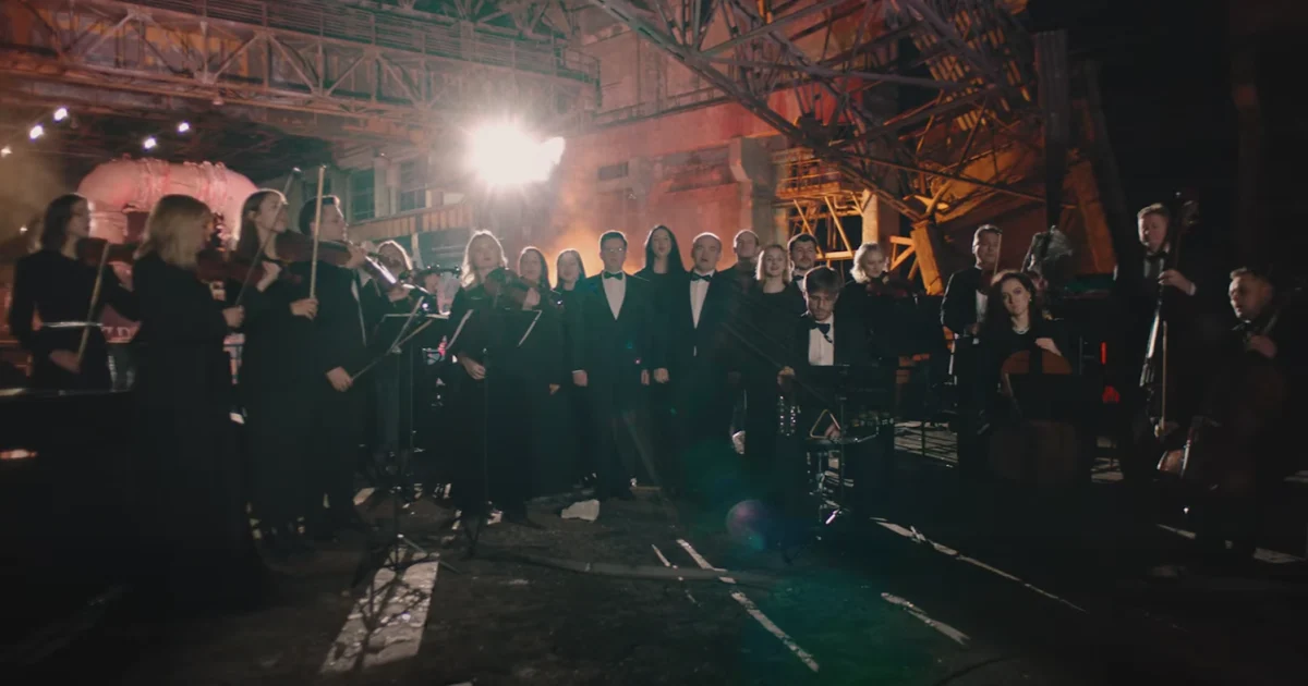Музика крізь попіл і руїни! "Щедрик", який заспівали на зруйнованій ТЕС зворушує до сліз