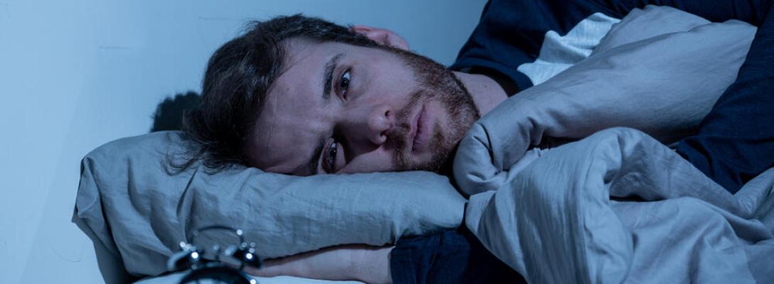 Вчені пояснили, чому люди годинами не можуть заснути навіть після сильного виснаження