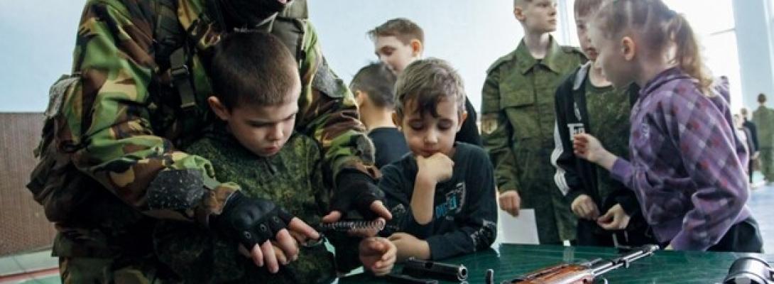 Формують ненависть до України: російських школярів змушують спілкуватись з окупантами