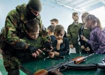 Формують ненависть до України: російських школярів змушують спілкуватись з окупантами