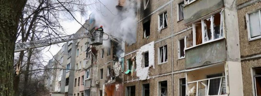 Жах у Чернігові: дрон влучив у багатоповерхівку, кількість постраждалих зростає