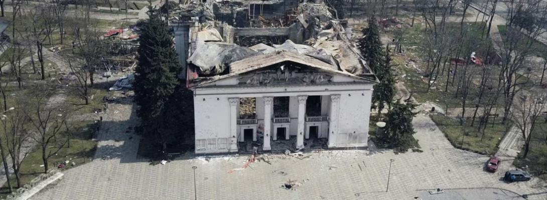 Танці на кістках! Росіяни відкривають драмтеатр, який став могилою сотень мирних людей