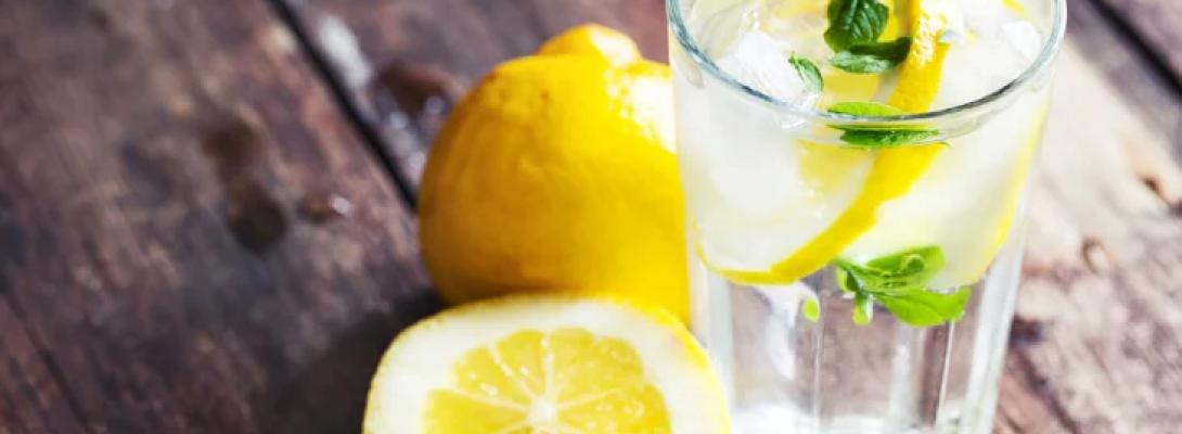 Що станеться, якщо почати пити воду з лимоном кожен день: 5 змін, які ви точно помітите