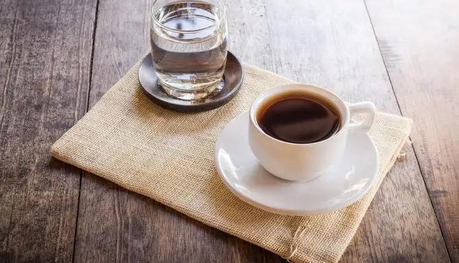 Лікарі пояснили, чому каву варто запивати водою та як це впливає на здоров’я