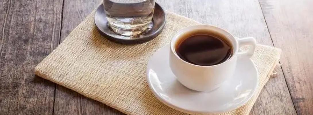 Лікарі пояснили, чому каву варто запивати водою та як це впливає на здоров’я