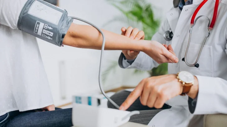 Низький тиск не повинен заважати життю: поради кардіолога для підтримки здоров’я