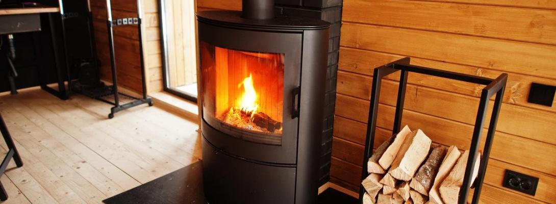 Навіть після дощу: як правильно і швидко висушити сирі дрова, щоб вони добре горіли