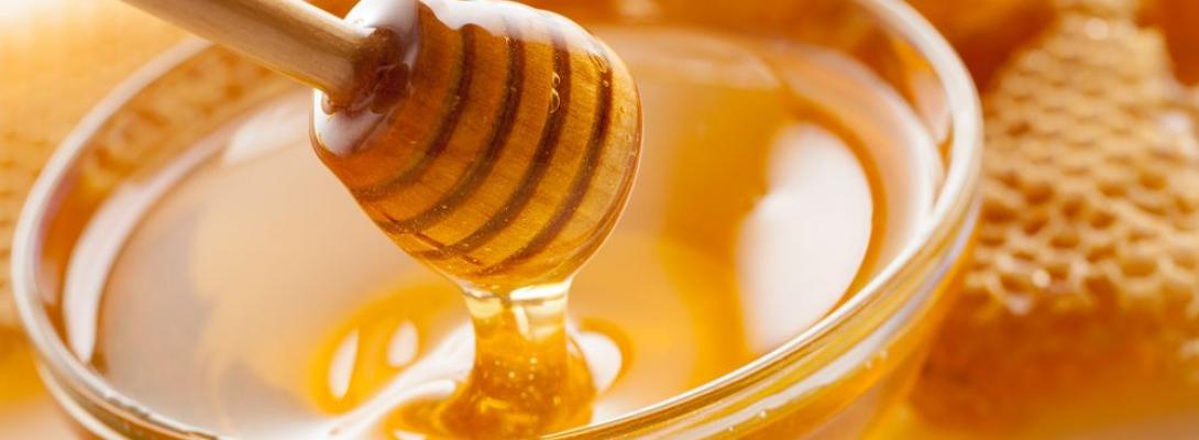 Дієтолог розвінчала популярні міфи про мед і пояснила, що дійсно приносить користь 