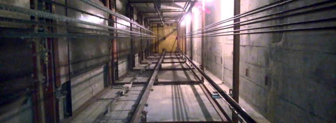 Трагедія на очах у всіх! У Львові хлопець впав у шахту ліфта, намагаючись врятуватися