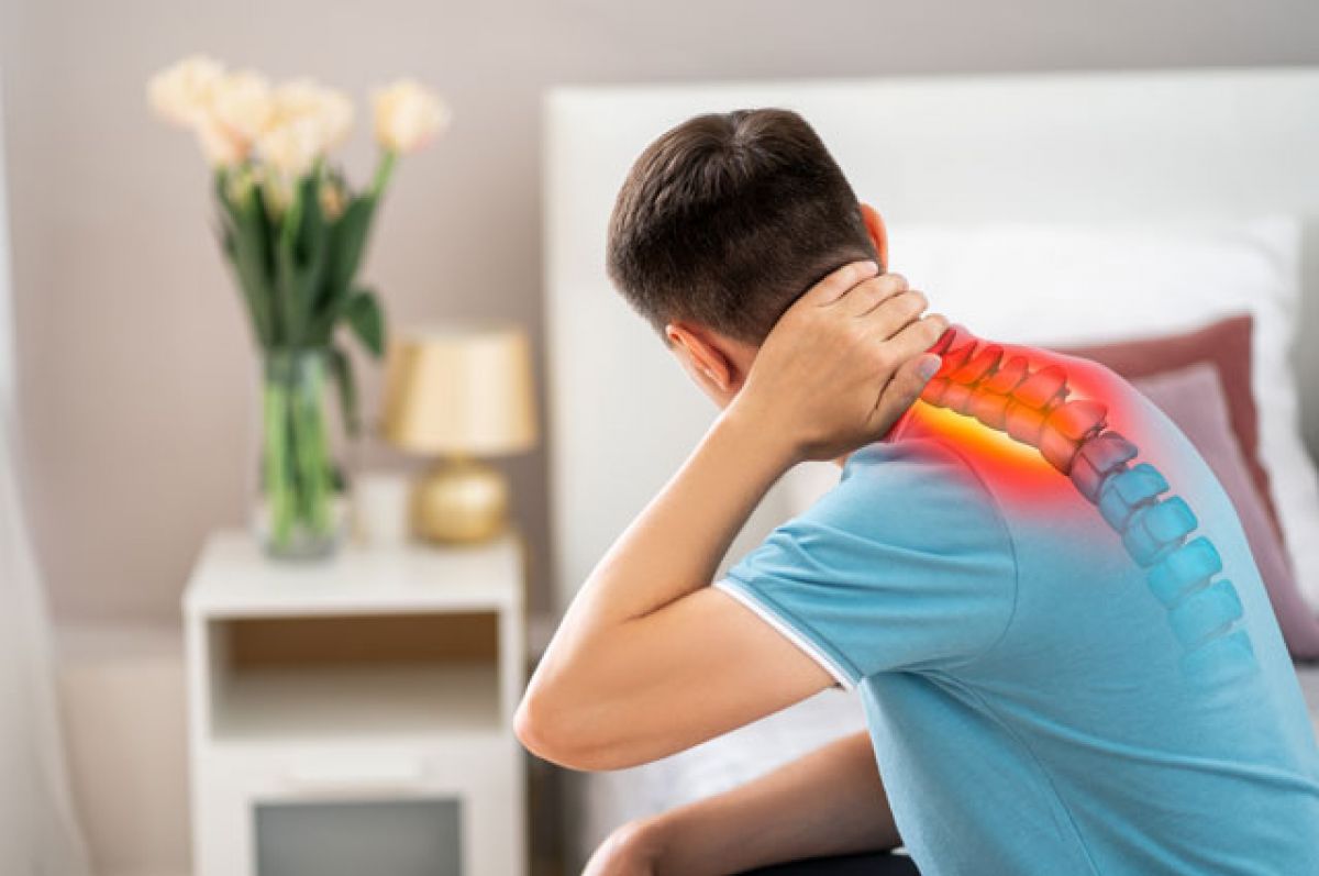 Небезпечний звук: чому хрускіт шиєю несе ризик для мозку і може закінчитися інсультом